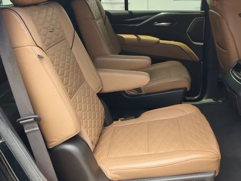 Used 2021 Cadillac Escalade Premium Luxury AWD/4WD image 22