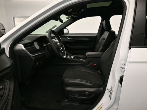 Used 2025 Jeep Grand Cherokee Altitude RWD image 12