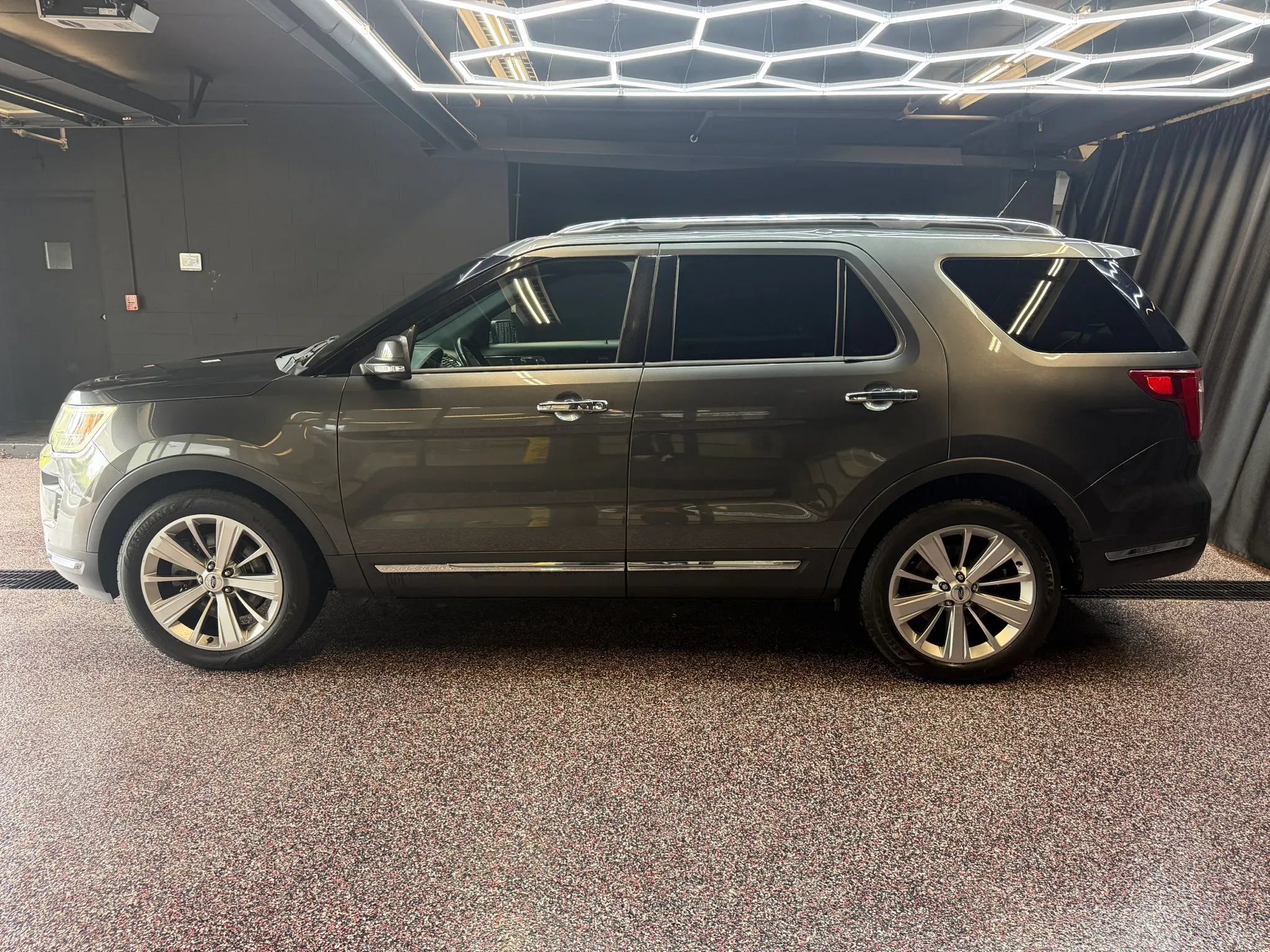 Used 2019 Ford Explorer Limited w/ Class III Trailer Tow Package FWD image 4