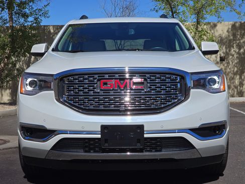 Used 2019 GMC Acadia Denali w/ Technology Package FWD image 4