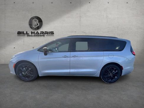 New 2026 Chrysler Pacifica Select FWD image 11