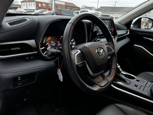 Used 2022 Toyota Highlander XLE image 15