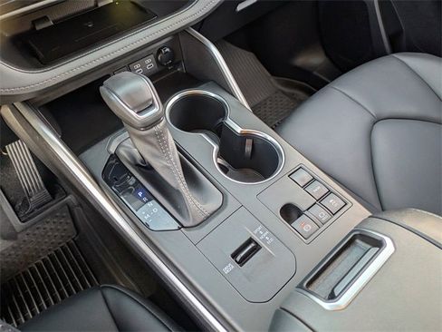 Used 2023 Toyota Highlander L image 29