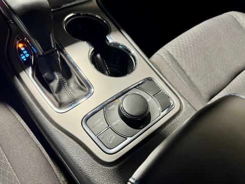 Used 2020 Jeep Grand Cherokee Laredo image 23