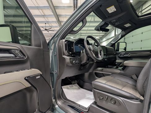 Used 2025 Chevrolet Silverado 2500 ZR2 w/ Technology Package image 14