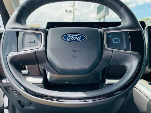 Used 2025 Ford Expedition Platinum w/ Platinum Ultimate Package AWD/4WD image 11