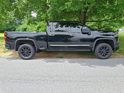 Used 2025 Chevrolet Silverado 2500 High Country w/ High Country Premium Package AWD/4WD image 7