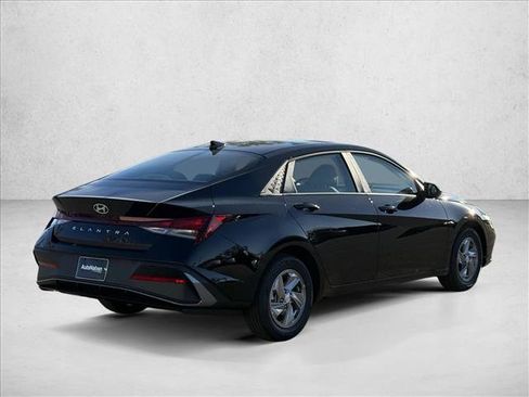 New 2026 Hyundai Elantra SE image 2