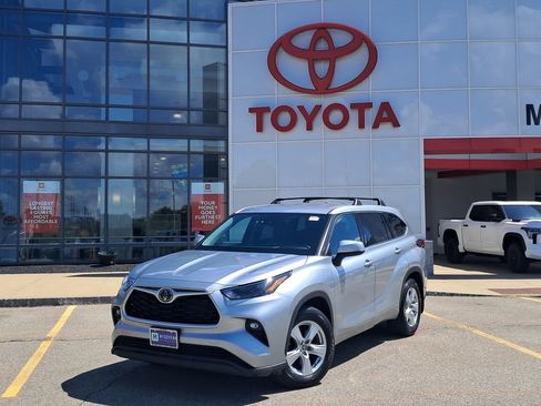 Used 2022 Toyota Highlander LE AWD/4WD image 1