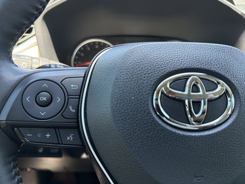 Used 2020 Toyota RAV4 XLE Premium FWD image 32