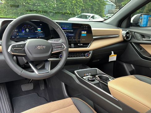 New 2025 Chevrolet Equinox ACTIV w/ Safety and Technology Package image 17