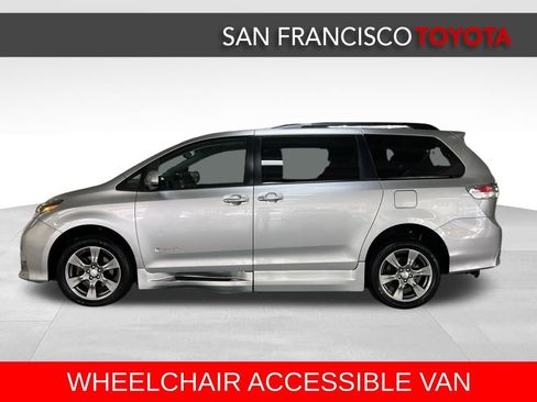 Used 2017 Toyota Sienna SE image 7