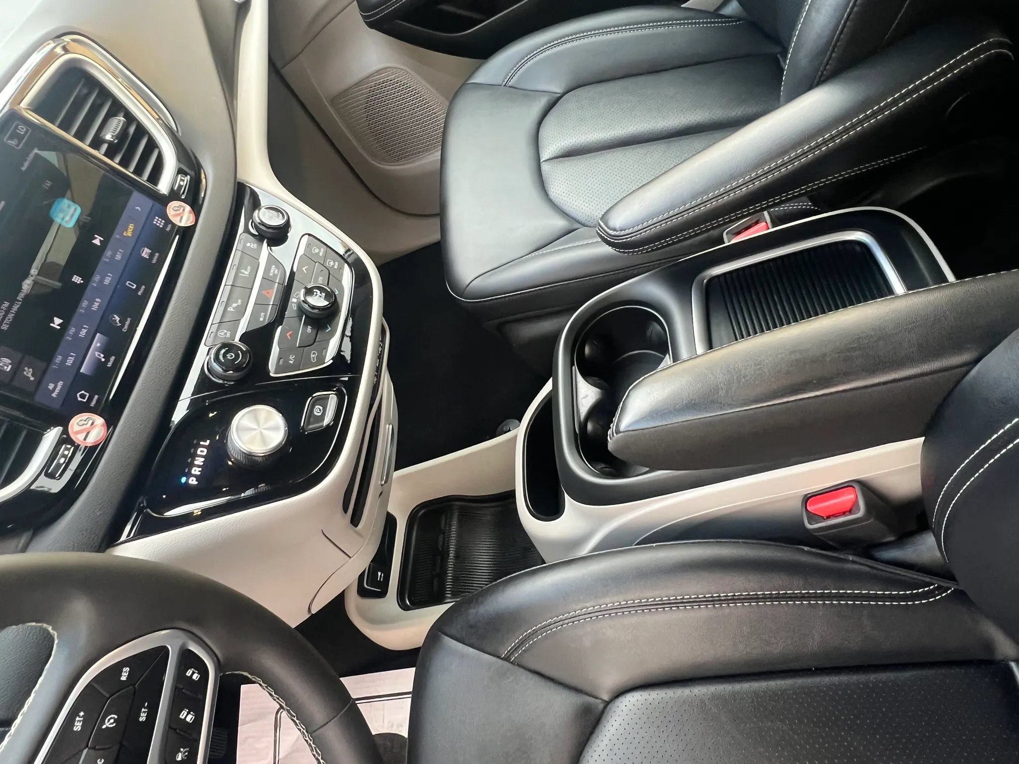 Used 2024 Chrysler Pacifica Touring-L FWD image 17