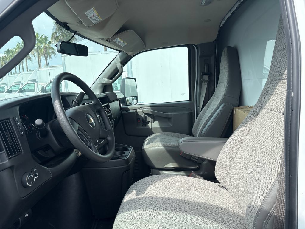 New 2025 Chevrolet Express 4500 Extended w/ Power Convenience Package RWD image 7