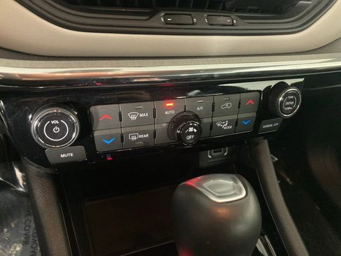 Used 2024 Jeep Compass Limited image 9