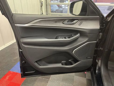 Used 2023 Jeep Grand Cherokee 4WD 4xe image 8