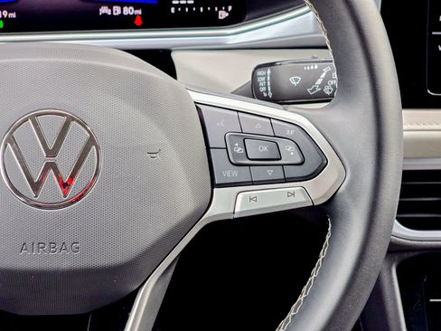 Used 2025 Volkswagen Taos SE image 31