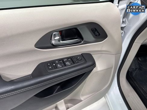 Used 2023 Chrysler Pacifica Touring-L image 9