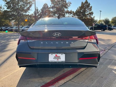 Used 2025 Hyundai Elantra SEL image 7