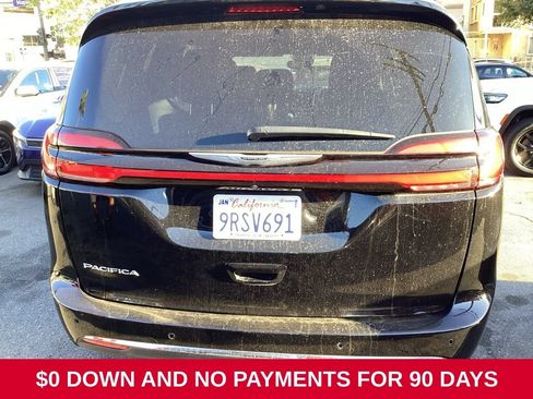 Used 2025 Chrysler Pacifica Select FWD image 4