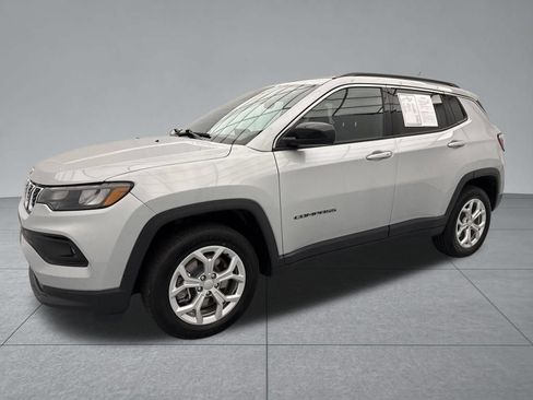 Used 2024 Jeep Compass Latitude AWD/4WD image 4