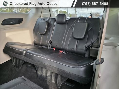 Used 2018 Chrysler Pacifica Limited image 42