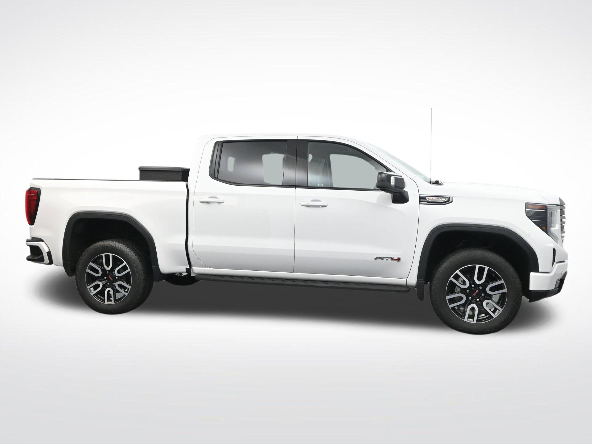 Used 2024 GMC Sierra 1500 AT4 w/ Technology Package AWD/4WD image 4