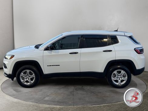 Used 2022 Jeep Compass Sport image 4