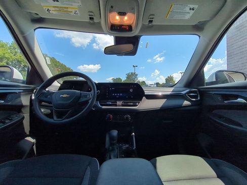Used 2025 Chevrolet TrailBlazer LT AWD/4WD image 25