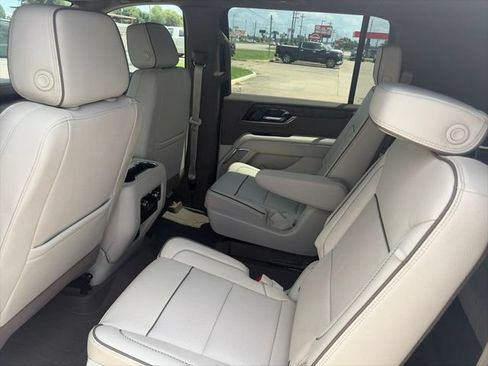 New 2026 GMC Yukon XL Denali w/ Sun & Power Step Package AWD/4WD image 11