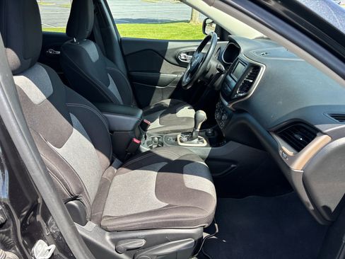 Used 2014 Jeep Cherokee Latitude w/ Cold Weather Group AWD/4WD image 19