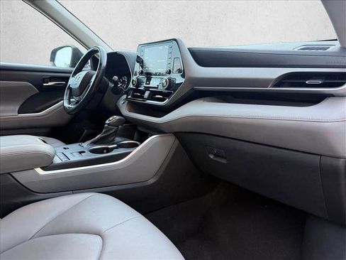 Used 2021 Toyota Highlander XLE FWD image 24