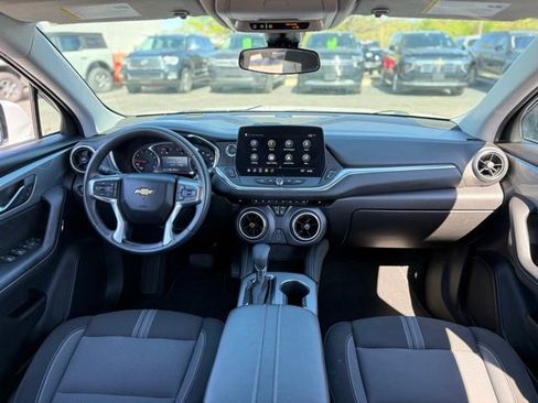 Used 2025 Chevrolet Blazer LT AWD/4WD image 2