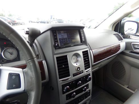 Used 2010 Chrysler Town & Country Touring FWD image 9