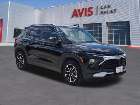 Used 2025 Chevrolet TrailBlazer LT AWD/4WD image 3