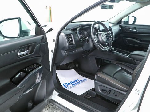 Used 2024 Nissan Pathfinder SL FWD image 3