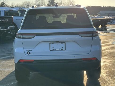 New 2025 Jeep Grand Cherokee Altitude image 44