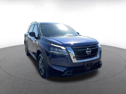 Used 2025 Nissan Pathfinder SV image 3