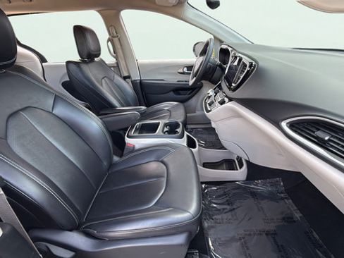 Used 2024 Chrysler Pacifica Touring-L FWD image 25