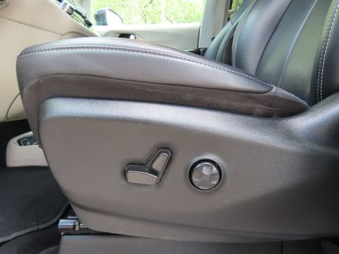 Used 2024 Chrysler Pacifica Touring-L FWD image 7