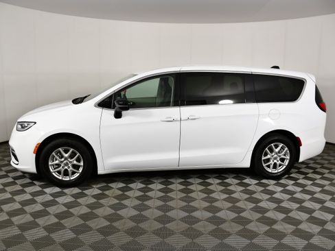 Used 2024 Chrysler Pacifica Touring-L FWD image 7