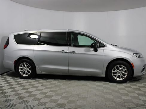 Used 2024 Chrysler Pacifica Touring-L FWD image 39