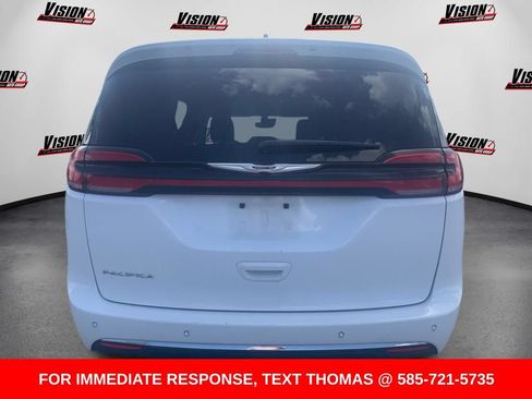 Used 2024 Chrysler Pacifica Touring-L FWD image 3