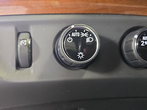 Used 2018 Cadillac Escalade ESV Premium Luxury AWD/4WD image 30