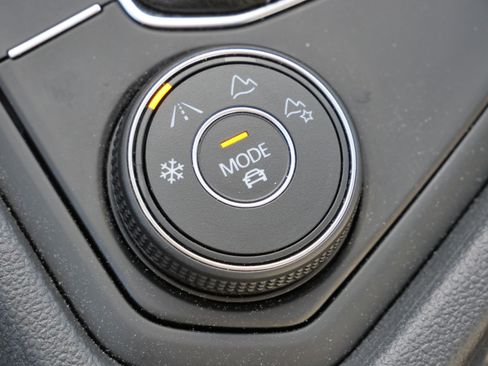 Certified 2022 Volkswagen Taos SE image 28