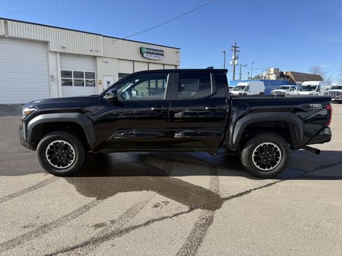 Used 2024 Toyota Tacoma TRD Off-Road image 2