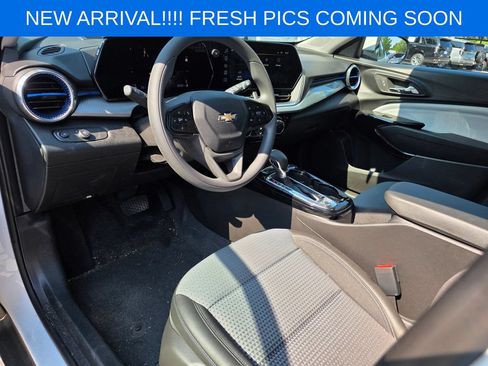 Used 2025 Chevrolet Trax LT FWD image 7