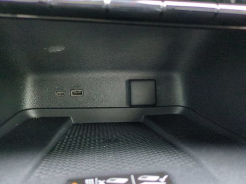 Used 2024 Chevrolet Traverse RS FWD image 28