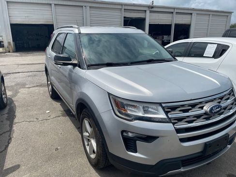 Used 2018 Ford Explorer XLT w/ Equipment Group 201A FWD image 3