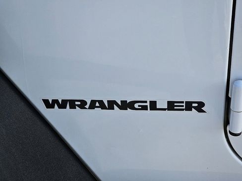 Used 2013 Jeep Wrangler Sahara image 13